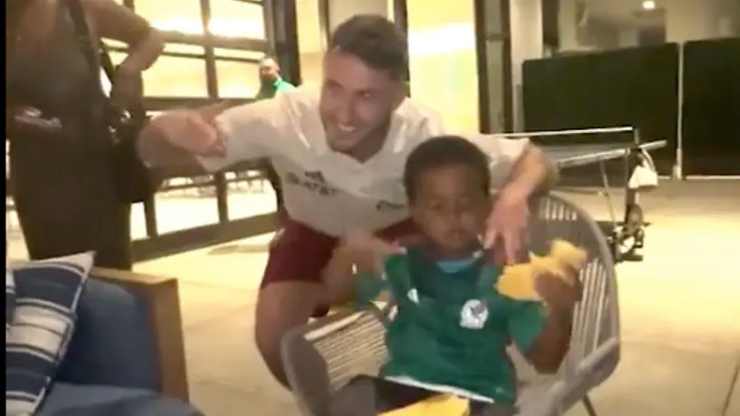 Niño etíope que quiere ser mexicano convive con el Tri, recibe uniforme y hasta quesadillas