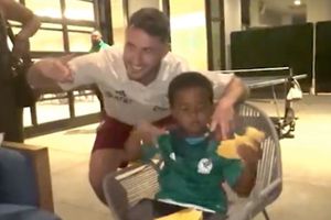 Niño etíope que quiere ser mexicano convive con el Tri, recibe uniforme y hasta quesadillas