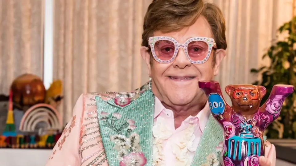 Elton John es hospitalizado luego de sufrir accidente en Francia