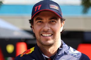 ¡Reprobado! Checo Pérez hace el 'oso' en 'examen' de escudos de la NFL