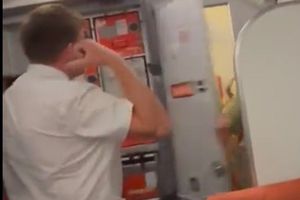 Pareja tiene intimidad en pleno baño de avión y es descubierta por la tripulación