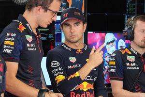 Helmut Marko critica a Checo Pérez tras su abandono en el Gran Premio de Japón