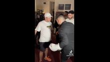 Peleador de artes marciales mixtas golpea a un fanático y lo deja en el piso por el dolor