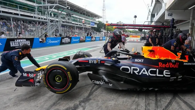 FIA prohíbe a los pilotos parar en pitlane tras el incidente de 'Checo' Pérez