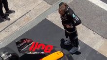 Lewis Hamilton fue captado mientras inspeccionaba detenidamente el RB19 de Checo