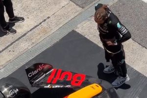 Lewis Hamilton fue captado mientras inspeccionaba detenidamente el RB19 de Checo