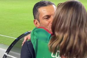 Jaime Lozano celebra pase a la Final del Tri con apasionado beso con su esposa