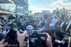 Checo Pérez y pilotos de F1 atendieron a fanáticos en el Autódromo Hermanos Rodríguez