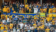 ¡Lamentable! Aficionados de Tigres y Rayados protagonizaron pelea en el Clásico Regio
