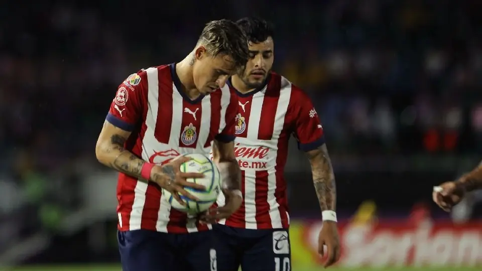 Chivas separa a Alexis Vega, 'Chicote' Calderón y Raúl Martínez por indisciplina