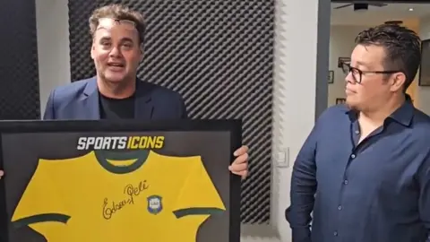 ¿Cuánto cuesta la playera de Pelé que le obsequió Franco Escamilla a Faitelson?