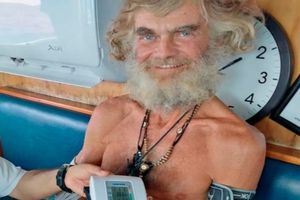 Barco mexicano rescata a australiano y a su perrita luego de tres meses a la deriva en el Pacífico