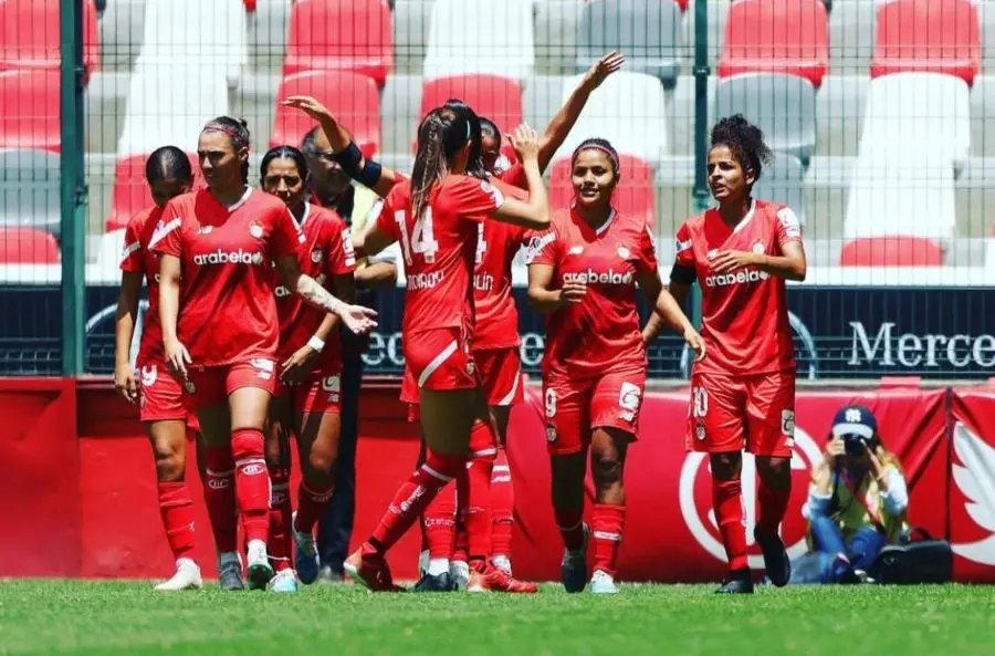 Toluca Femenil festejando el primer gol