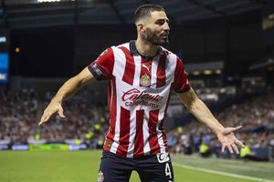 'Pollo' Briseño obtiene su título como entrenador de Conmebol