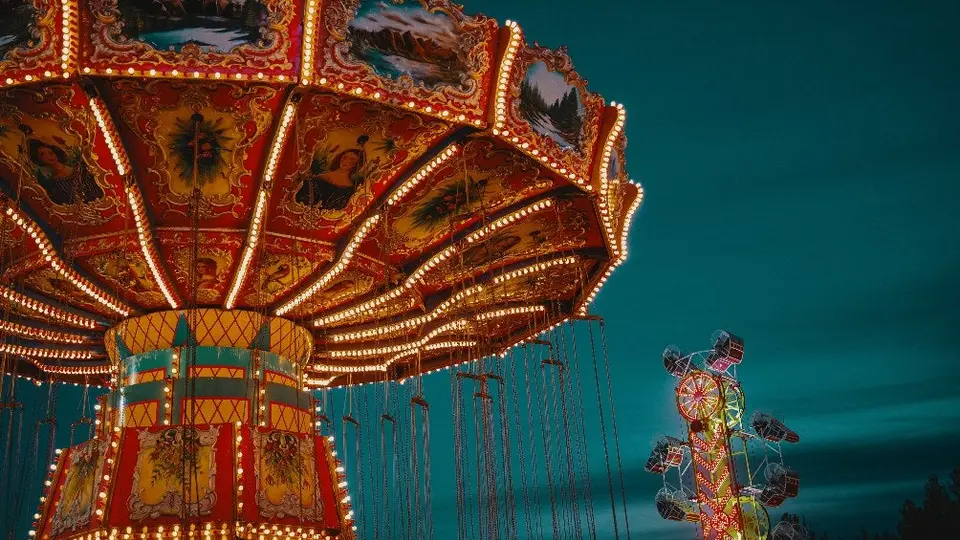Mujer sale volando en juego de las sillas en parque de Brasil