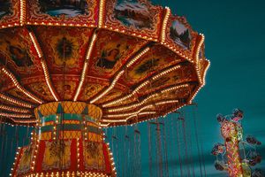 Mujer sale volando en juego de las sillas en parque de Brasil