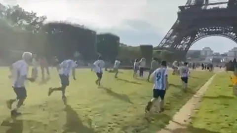 ¡En la Torre Eiffel! Jóvenes argentinos recrean el icónico gol de Di María en Qatar 2022