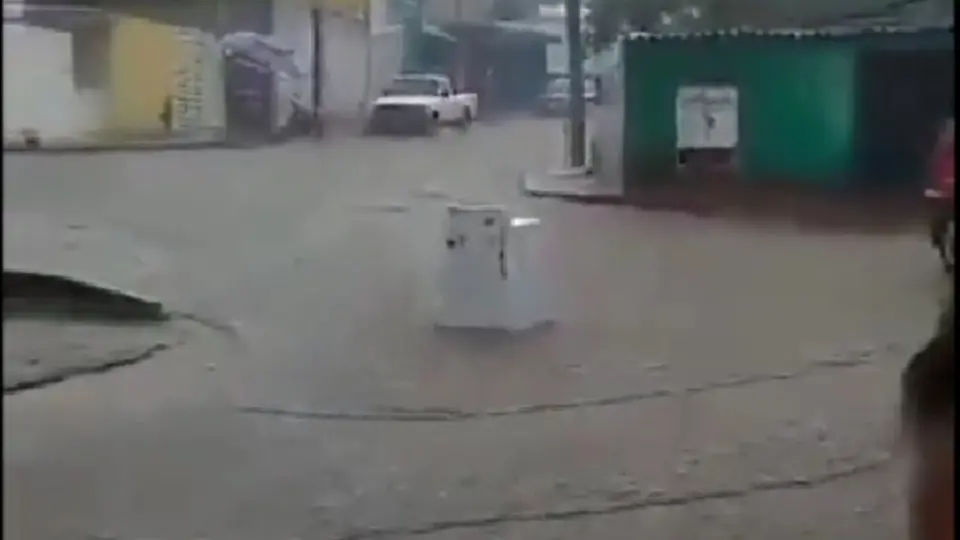 ¡Impactante! Lavadora es arrastrada por la corriente de las fuertes lluvias