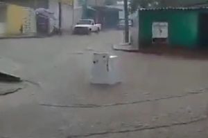¡Impactante! Lavadora es arrastrada por la corriente de las fuertes lluvias