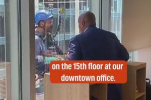 Presidente de Chicago Bears ofrece tickets a limpiador de ventanas en pleno piso 15