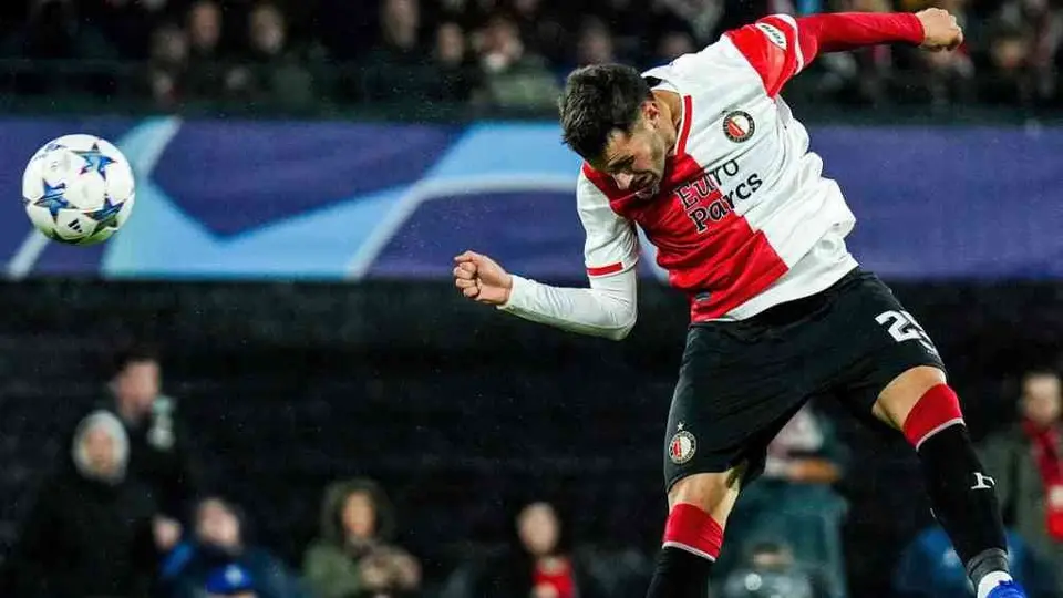 Reportan que Real Madrid y Tottenham son los pretendientes más cercanos de Santi Giménez