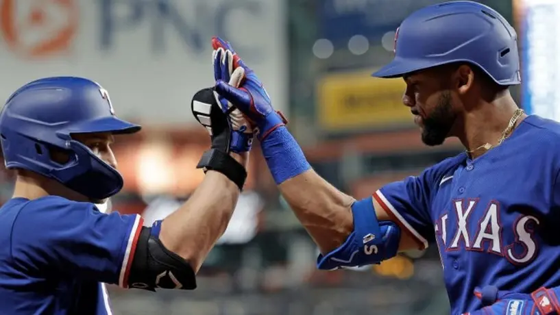 Rangers blanquea a los Astros de Houston y siguen invictos en Postemporada
