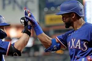 Rangers blanquea a los Astros de Houston y siguen invictos en Postemporada