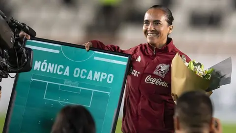 Mónica Ocampo fue homenajeada previo al México vs Trinidad y Tobago