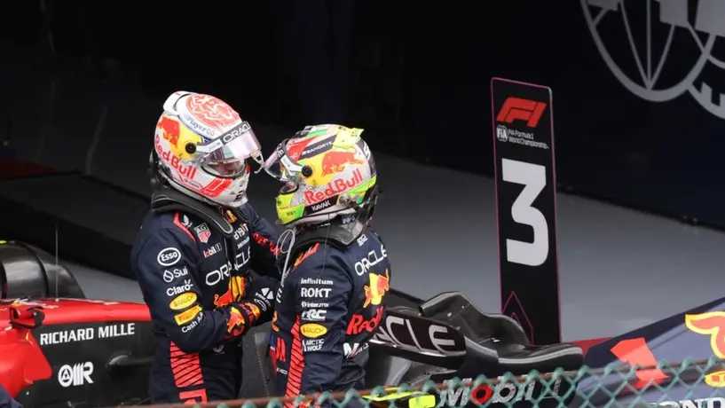 Christian Horner felicita a Checo Pérez tras el 1-2 de Red Bull