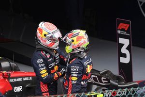 Christian Horner felicita a Checo Pérez tras el 1-2 de Red Bull