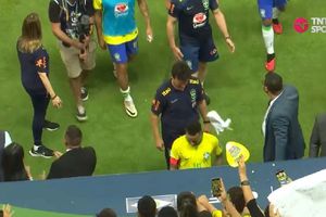 Aficionado se disculpa con Neymar tras 'agredirlo': 'Nunca quise hacerle daño'