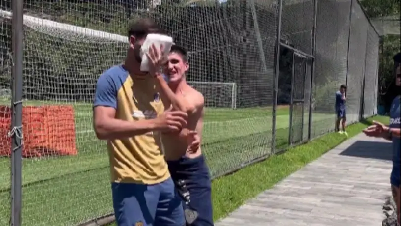 Lisandro Magallán recibe pastelazo de Gustavo del Prete por su cumpleaños