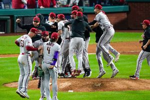 Diamonbacks regresó de una desventaja de 0-2, eliminó a los Phillies y jugarán la Serie Mundial