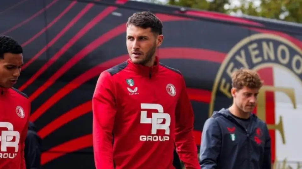 Champions League: Santi Giménez viajó con Feyenoord a Madrid pese a suspensión