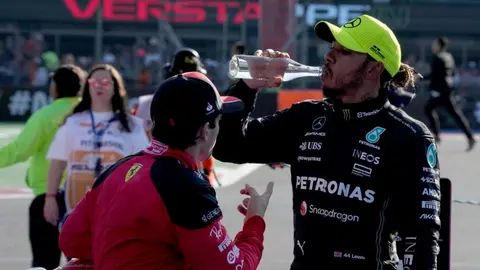 Lewis Hamilton sobre la competencia por el segundo lugar en F1: 'Depende de Checo'