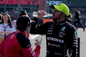 Lewis Hamilton sobre la competencia por el segundo lugar en F1: 'Depende de Checo'