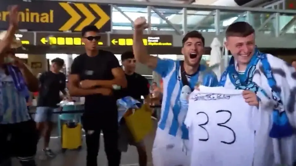 Málaga CF: Aficionados reciben a personas en aeropuerto como si fueran refuerzos del equipo