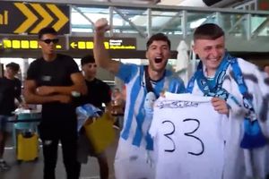 Málaga CF: Aficionados reciben a personas en aeropuerto como si fueran refuerzos del equipo
