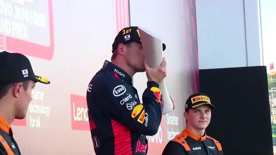 Verstappen besó el trofeo del GP de Japón y se iluminó con los colores de la bandera de Países Bajos