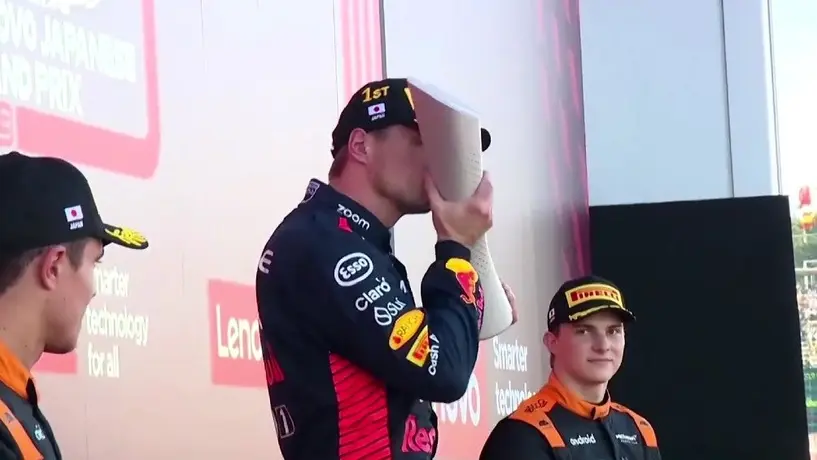 Verstappen besó el trofeo del GP de Japón y se iluminó con los colores de la bandera de Países Bajos