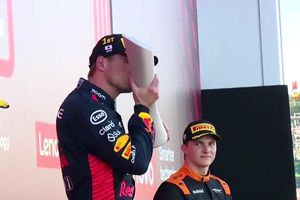 Verstappen besó el trofeo del GP de Japón y se iluminó con los colores de la bandera de Países Bajos