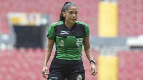 Revelan nombre de la árbitra amenazada en juego de Liga Premier