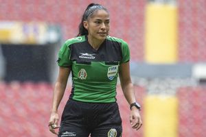 Revelan nombre de la árbitra amenazada en juego de Liga Premier