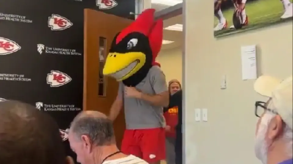 ¡Cumpliendo su apuesta! Travis Kelce porta la máscara de Iowa State tras la derrota de su universidad