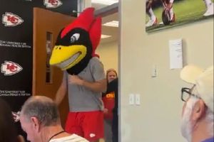 ¡Cumpliendo su apuesta! Travis Kelce porta la máscara de Iowa State tras la derrota de su universidad