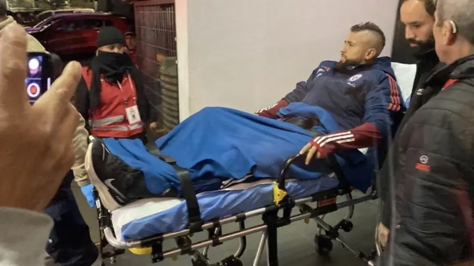 Arturo Vidal sufre lesión y abandona en camilla el Monumental, entre lágrimas