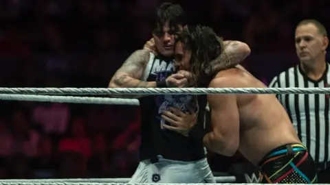 Dominik Mysterio tuvo recibimiento hostil en la Arena CDMX; le gritaron 'cu...ero'