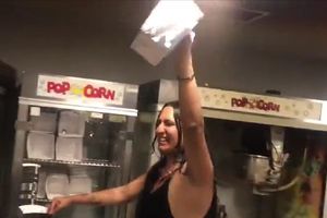 Mujer trans que denunció discriminación en Cineteca Nacional, ‘saquea’ dulcería