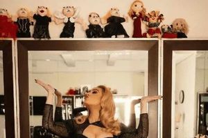 Adele y su fascinación por los peluches del Dr. Simi y la Muñeca Lele