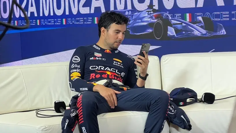 Checo Pérez realizó llamada FaceTime con su familia luego del Gran Premio de Italia
